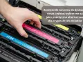 Wkładanie różowego tonera do drukarki Konica Minolta C360. Obok widoczne wkłady cyan i black.