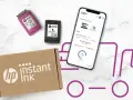 Pudełko z tuszami HP Instant Ink, obok kolorowy i czarny wkład, a na ekranie telefonu podsumowanie planu 100 stron.