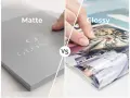 Porównanie: papier matowy, elegancki i subtelny, kontra papier błyszczący, pełen życia i kolorów. Wybór zależy od efektu, jaki chcesz osiągnąć.