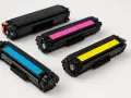 Cztery kolorowe tonery do drukarki: czarny, cyjan, magenta i żółty. To właśnie toner co to jest, proszek do druku.