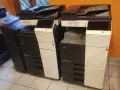 Dwie kserokopiarki Konica Minolta bizhub C454e i C284e stoją obok siebie, gotowe do pracy.
