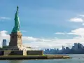 Statua Wolności i panorama Nowego Jorku. Chcesz wiedzieć, jak zaadresować list do USA?
