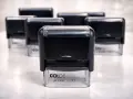 Kilka czarnych pieczątek COLOP printer C 30 ustawionych w rzędzie. Zastanawiasz się, ile trwa wyrobienie pieczątki?