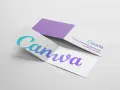 Dwa otwarte ulotki z logo Canva. Jedna z nich zawiera tekst "O czym pamiętać przygotowując projekt w Canvie?", sugerując łatwe drukowanie projektów.