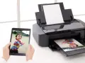 Jak włożyć papier fotograficzny do drukarki? Na tablecie zdjęcie dziecka, drukarka drukuje to samo zdjęcie.