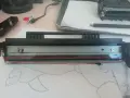 Rozłożony sp112 toner z widocznym wałkiem i resztkami proszku. Czerwona linia zaznacza uszkodzony element.