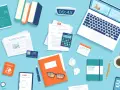 Na biurku leżą dokumenty, laptop, notatnik i inne przedmioty. Gazeta "Business News" wydrukowana na papierze o gramaturze 300g/m2.