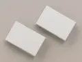 Dwie stosy białych wizytówek, gotowe do drukowania w domu.
