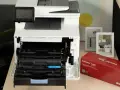 Wymiana tonera w drukarce c2000. Obok czerwone pudełko z tonerem Everyday Toner by Xerox.