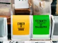 Etykiety foliowe do samodzielnego zadruku, kolorowe i żółte, gotowe do drukowania na papierze samoprzylepnym.