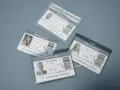 Identyfikatory medyczne po laminowaniu dokumentów, z imionami lekarzy i ich zdjęciami.