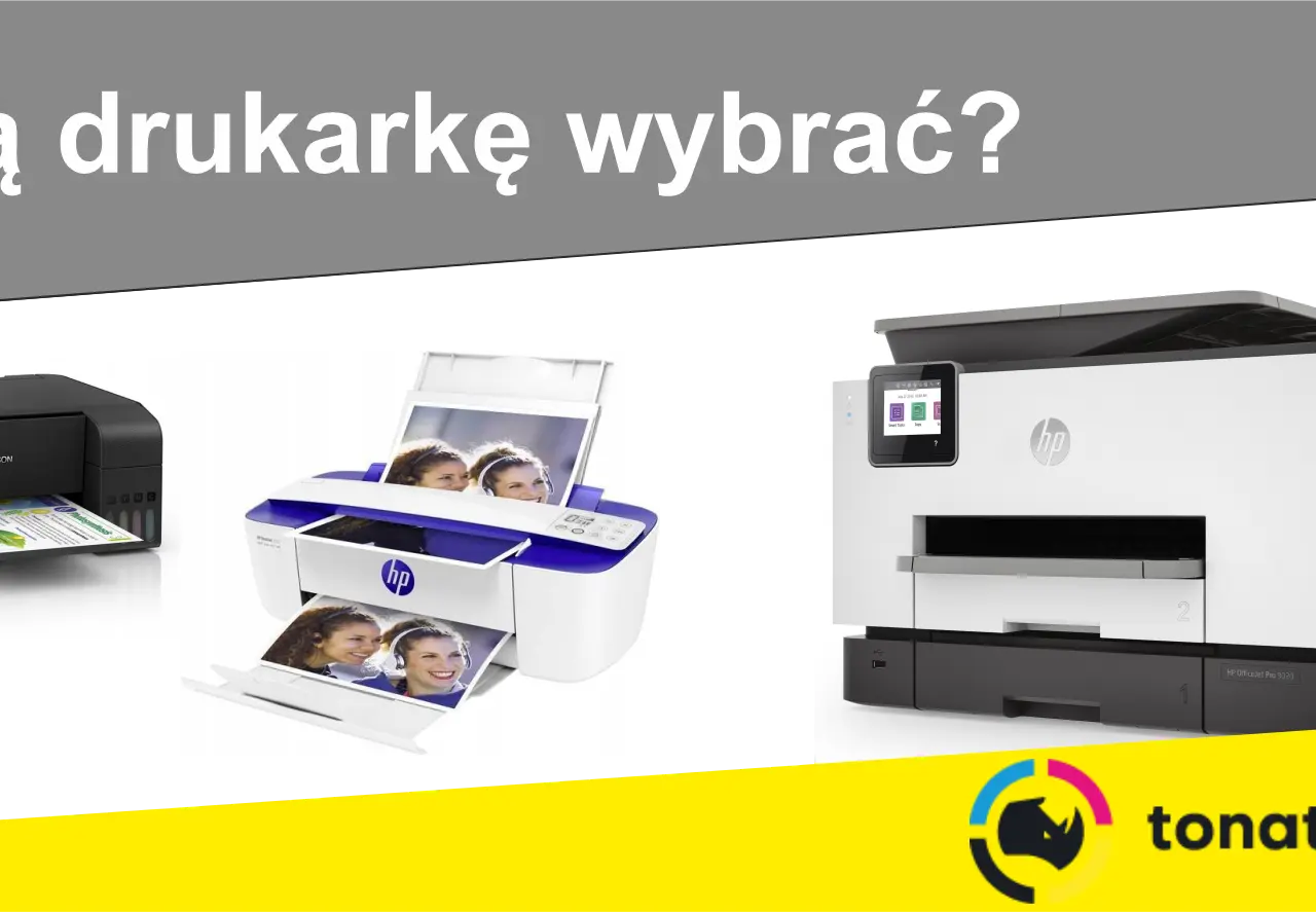 Różne rodzaje drukarek: czarna Epson, biało-niebieska HP drukująca zdjęcia, biała HP OfficeJet Pro 9020.