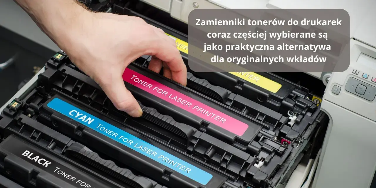 Wkładanie różowego tonera do drukarki Konica Minolta C360. Obok widoczne wkłady cyan i black.