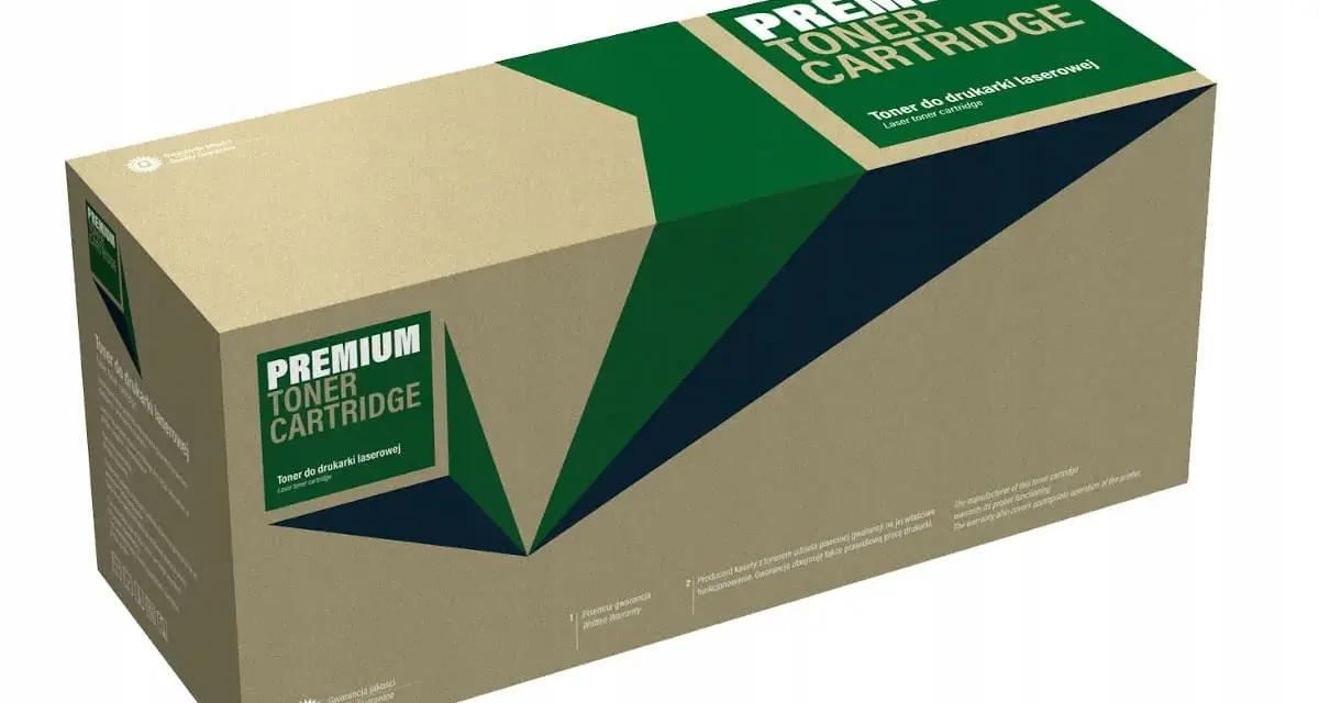 Pudełko z tonerem premium do drukarki laserowej, kompatybilne z bizhub c220. Zielono-granatowy wzór na brązowym tle.