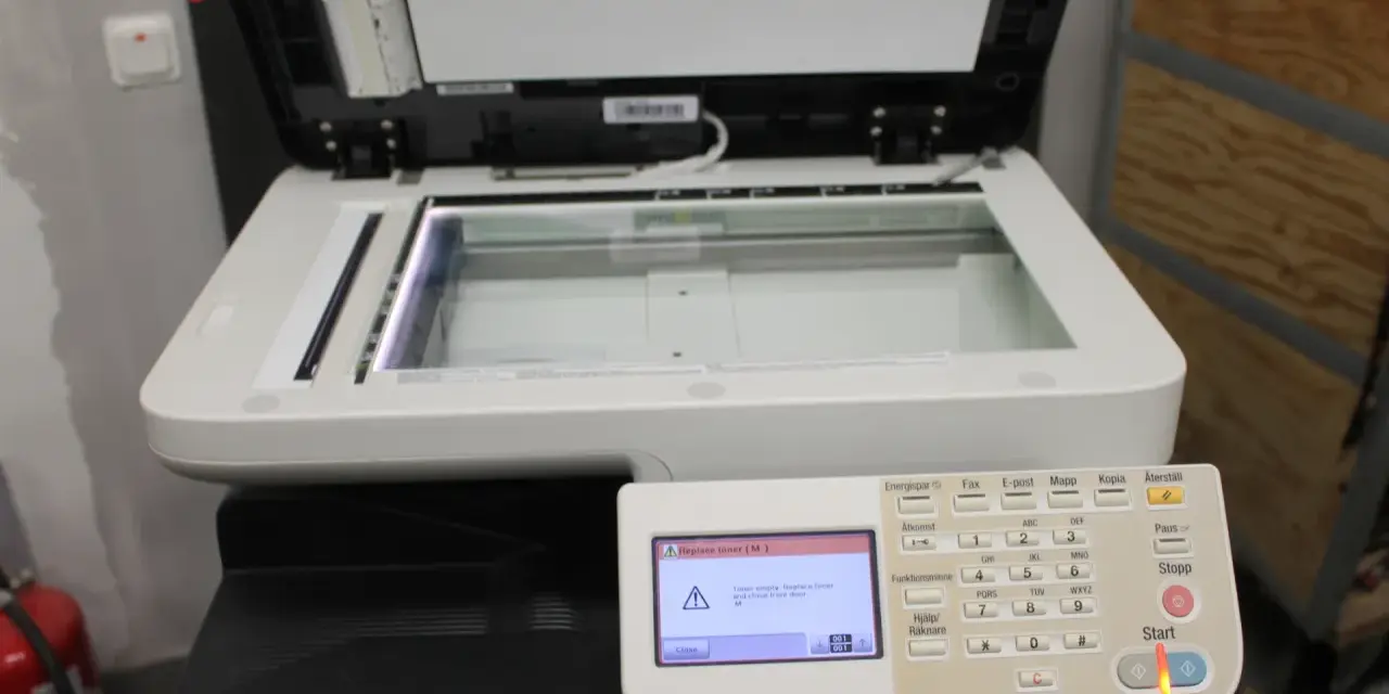 Drukarka Konica Minolta C35 wyświetla komunikat "Replace toner (M)".