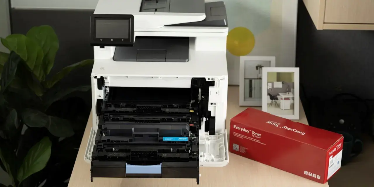 Wymiana tonera w drukarce c2000. Obok czerwone pudełko z tonerem Everyday Toner by Xerox.