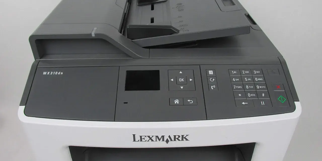 Drukarka Lexmark MX310dn z panelem sterowania i podajnikiem dokumentów.