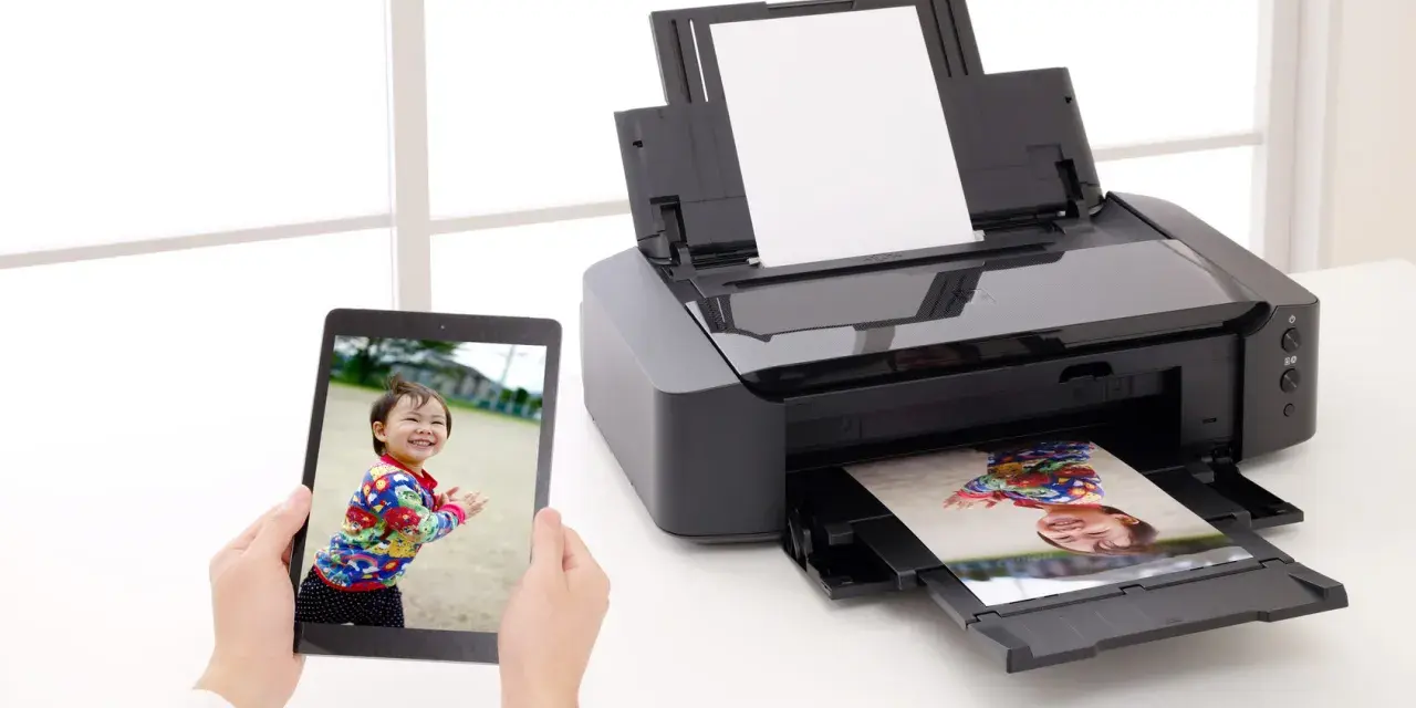 Radość dziecka uchwycona na tablecie, a następnie drukowanie na papierze fotograficznym.