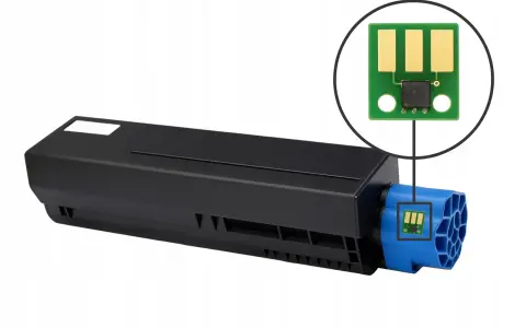 Czarny toner OKI MB472 z niebieską końcówką i zbliżeniem na chip.