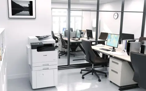 Nowoczesne biuro z drukarką Canon i podajnikiem ADF. W tle przeszklone sale konferencyjne i stanowiska pracy.
