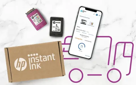 Pudełko z tuszami HP Instant Ink, obok kolorowy i czarny wkład, a na ekranie telefonu podsumowanie planu 100 stron.