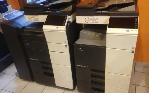 Dwie kserokopiarki Konica Minolta bizhub C454e i C284e stoją obok siebie, gotowe do pracy.