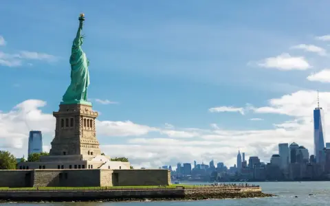 Statua Wolności i panorama Nowego Jorku. Chcesz wiedzieć, jak zaadresować list do USA?