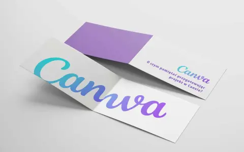 Dwa otwarte ulotki z logo Canva. Jedna z nich zawiera tekst "O czym pamiętać przygotowując projekt w Canvie?", sugerując łatwe drukowanie projektów.