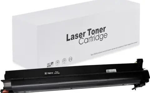 Czarny toner TN213 do drukarki laserowej, zapakowany w białe pudełko z napisem "Laser Toner Cartridge". Certyfikaty ISO i CE.
