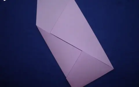 Krok 9: papierowa koperta prawie gotowa. Złóż dolne rogi do środka, by zakończyć składanie koperty.