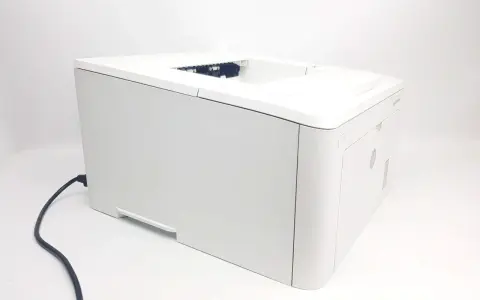 Biała drukarka HP LaserJet Pro M203dn z czarnym kablem zasilającym, gotowa do pracy.