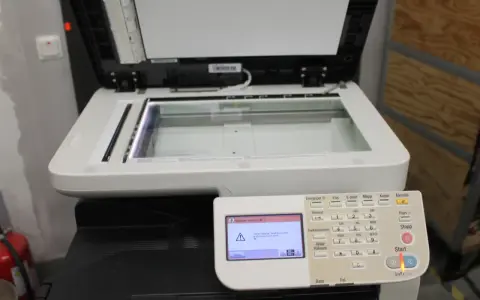 Drukarka Konica Minolta C35 wyświetla komunikat "Replace toner (M)".