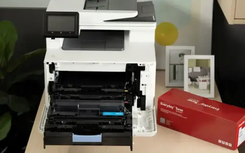 Wymiana tonera w drukarce c2000. Obok czerwone pudełko z tonerem Everyday Toner by Xerox.