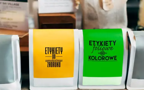 Etykiety foliowe do samodzielnego zadruku, kolorowe i żółte, gotowe do drukowania na papierze samoprzylepnym.