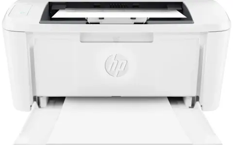 Biała drukarka HP LaserJet M12w z wysuniętą tacką na papier i włożonymi kartkami.