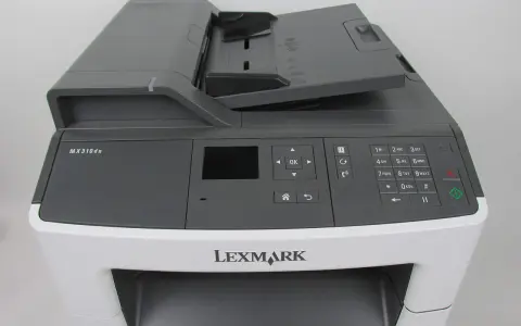 Drukarka Lexmark MX310dn z panelem sterowania i podajnikiem dokumentów.