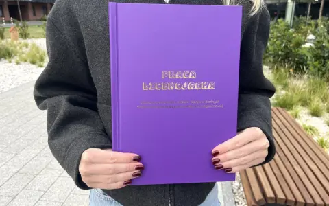 Ostatnie szlify przed obroną! Zastanawiasz się, jakie marginesy w pracy magisterskiej będą najlepsze? Ta fioletowa okładka kryje odpowiedzi.
