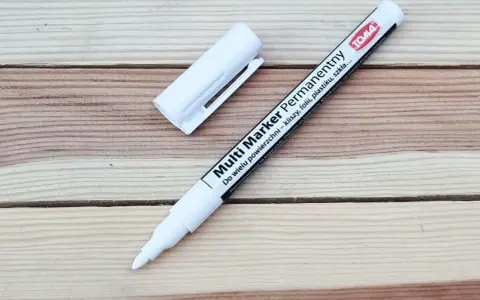 Marker permanentny TOMA do wielu powierzchni: kliszy, folii, plastiku, szkła. Niezastąpiony do znakowania!