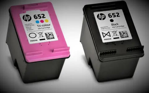 Dwa tusze HP 652: jeden kolorowy (różowy) i jeden czarny.