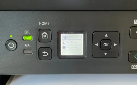 Drukarka Canon TS3150. Zielona kontrolka QR świeci, a na ekranie widoczny jest komunikat "Bezpośr. tryb b...".