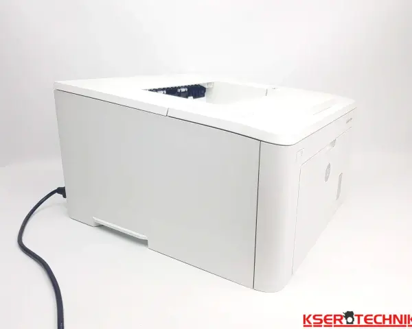 Biała drukarka HP LaserJet Pro M203dn z czarnym kablem zasilającym, gotowa do pracy.
