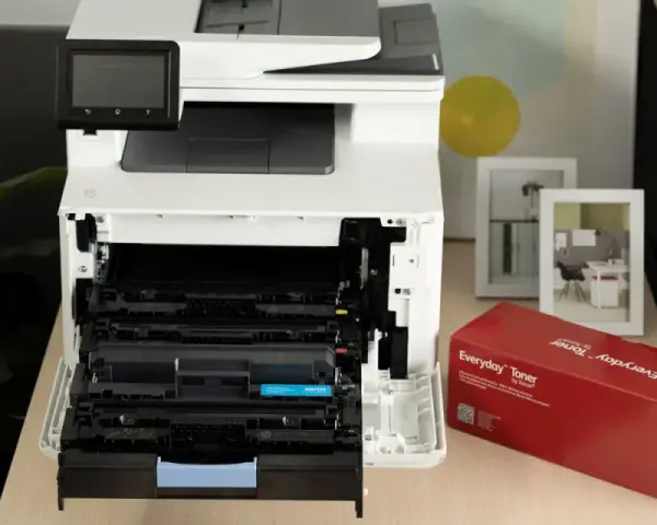 Wymiana tonera w drukarce c2000. Obok czerwone pudełko z tonerem Everyday Toner by Xerox.