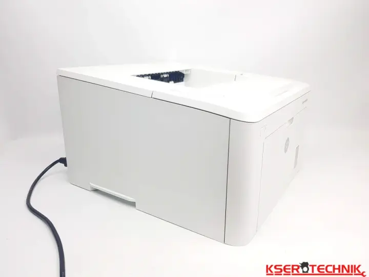 Biała drukarka HP LaserJet Pro M203dn z czarnym kablem zasilającym, gotowa do pracy.