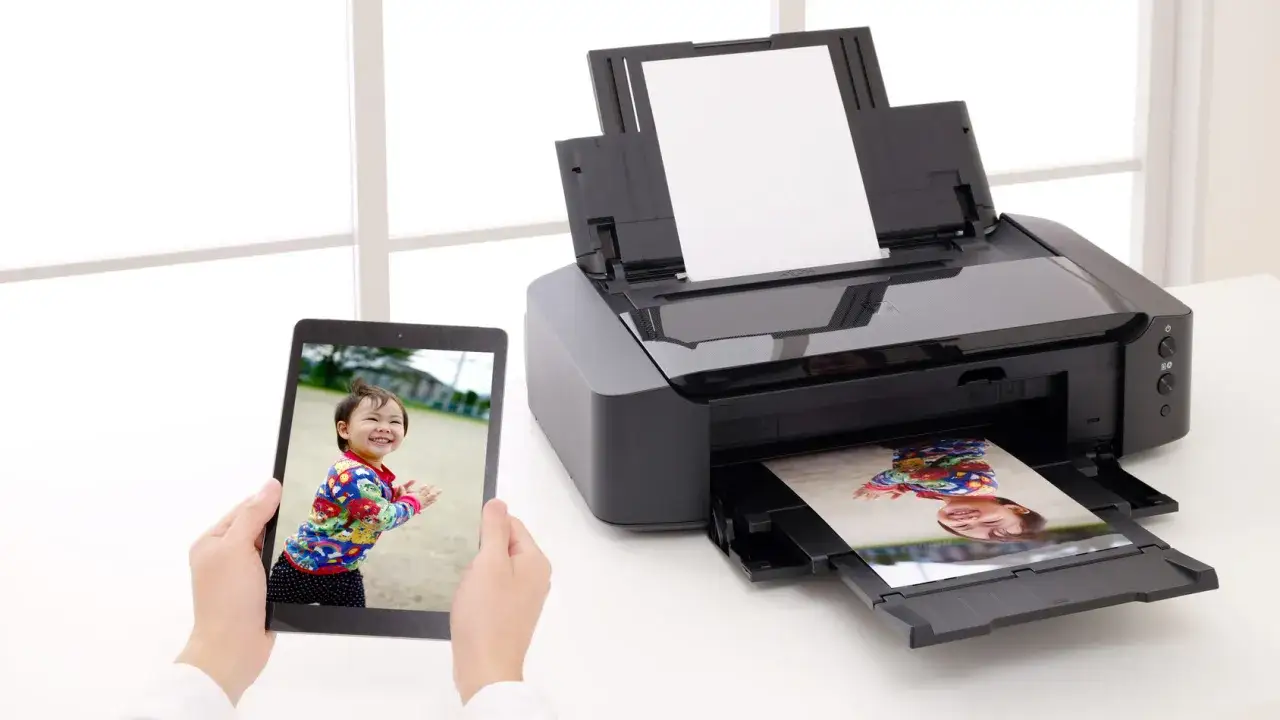 Radość dziecka uchwycona na tablecie, a potem drukowanie na papierze fotograficznym.