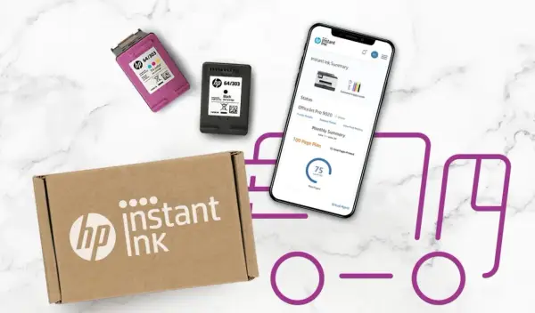 Pudełko z tuszami HP Instant Ink, obok kolorowy i czarny wkład, a na ekranie telefonu podsumowanie planu 100 stron.