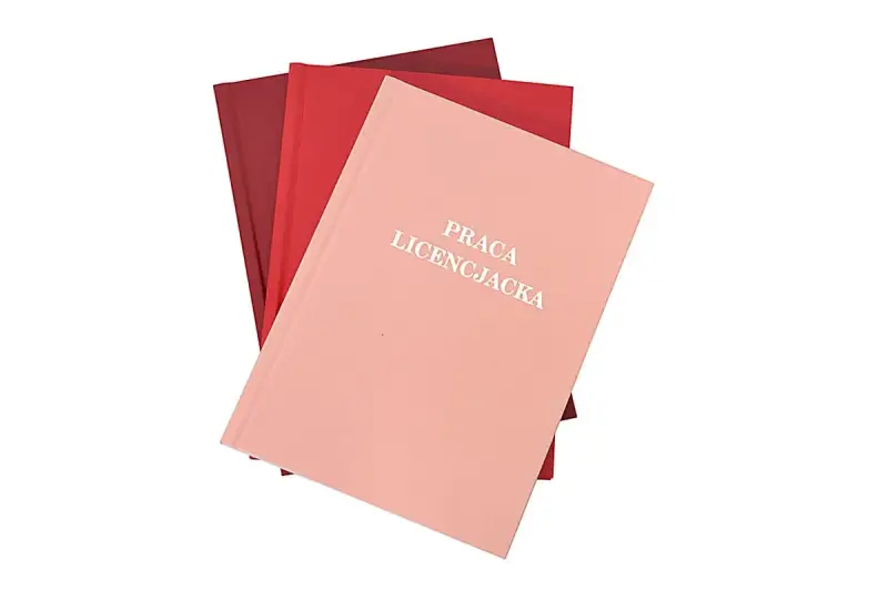Trzy oprawione prace licencjackie w odcieniach czerwieni i różu, gotowe do drukowania.